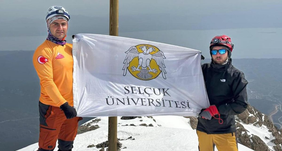 Selçuk Üniversitesi Personelinden Zirve Çıkartması: Dedegöl Dağı’nda Üniversite Bayrağı Dalgalandı